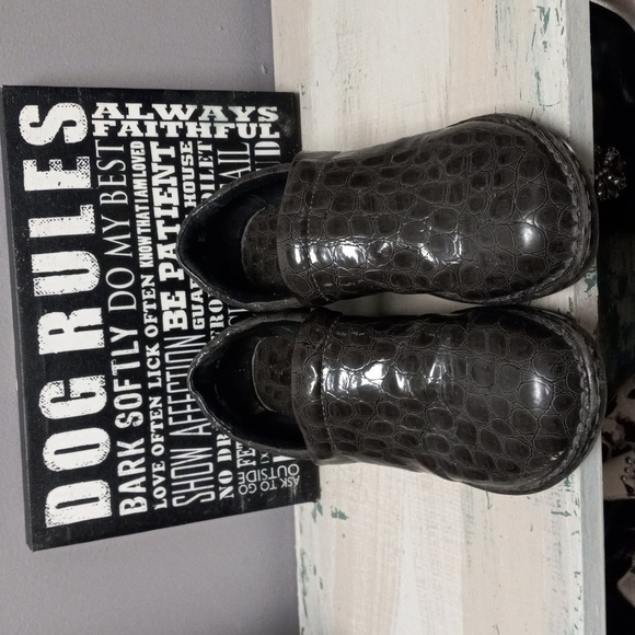 B.o.c Grey Reptile Print clogs - Picture 3 of 12